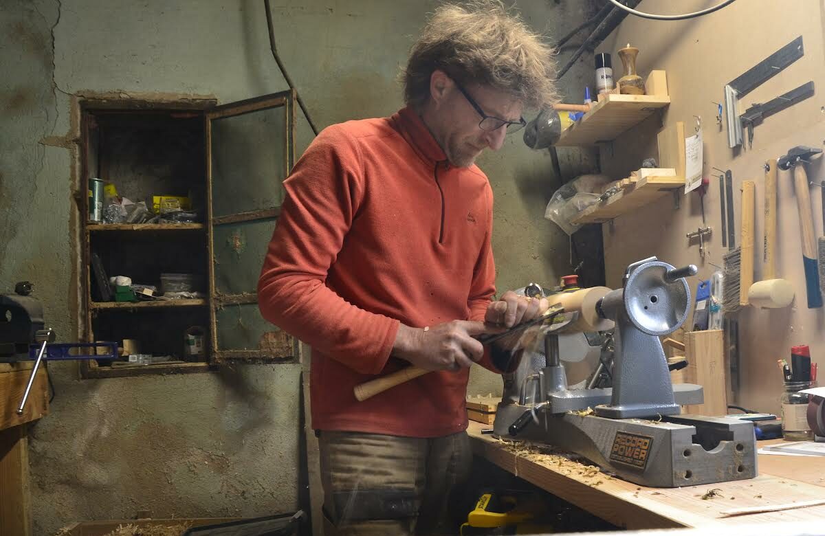 Homme - Tourneur sur bois devant son tour